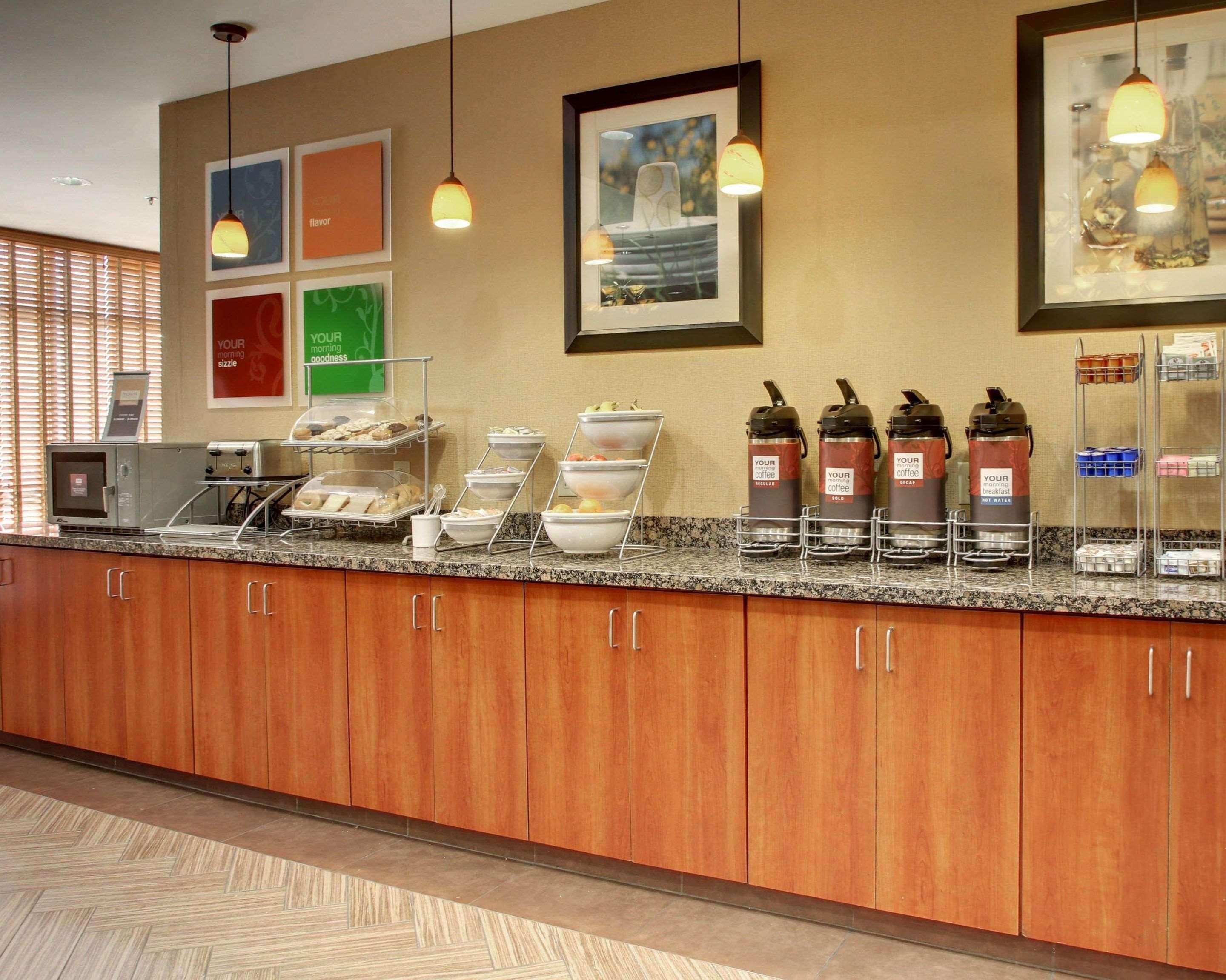Comfort Suites Airport Luckney Buitenkant foto