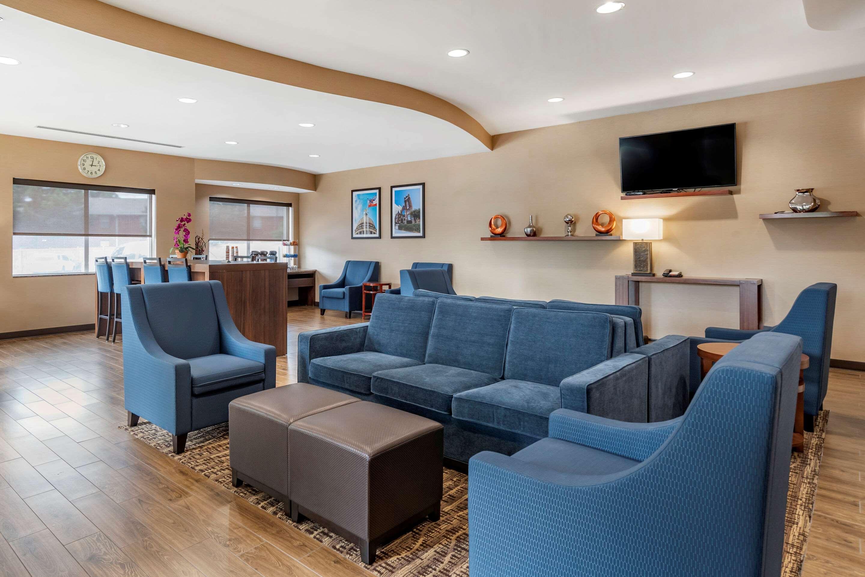 Comfort Suites Airport Luckney Buitenkant foto