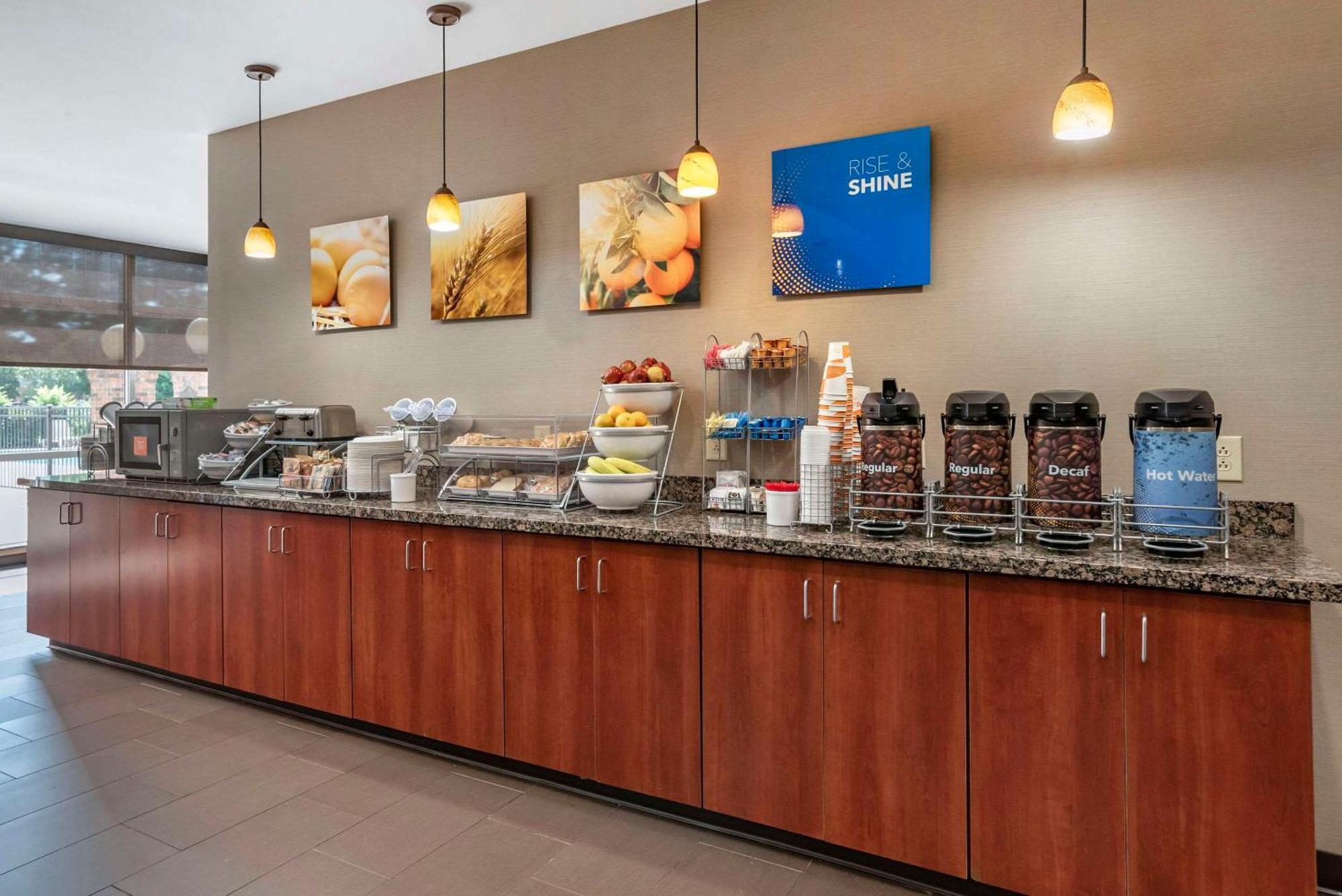 Comfort Suites Airport Luckney Buitenkant foto