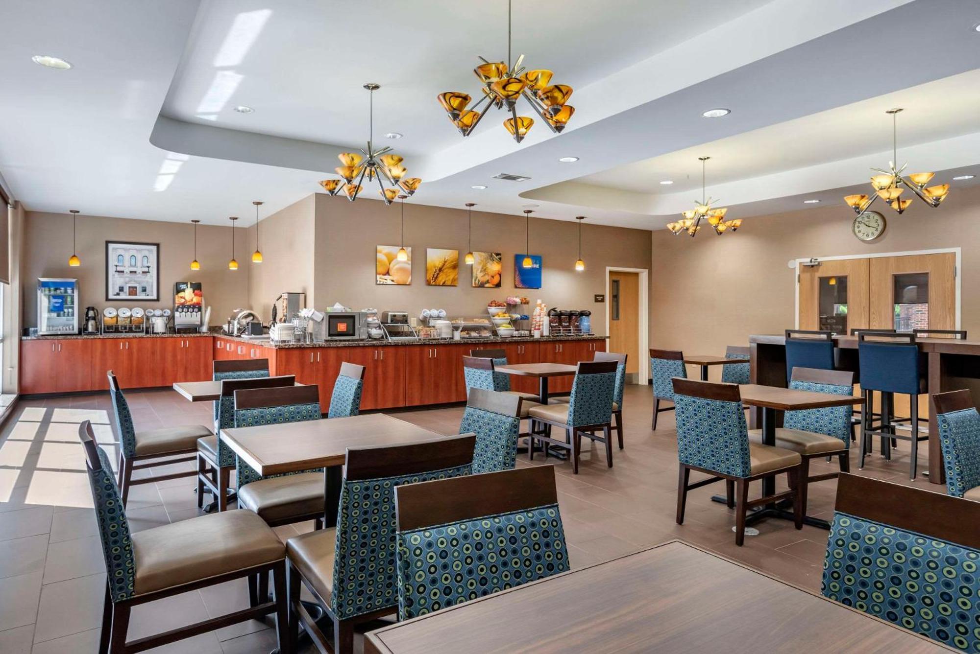 Comfort Suites Airport Luckney Buitenkant foto