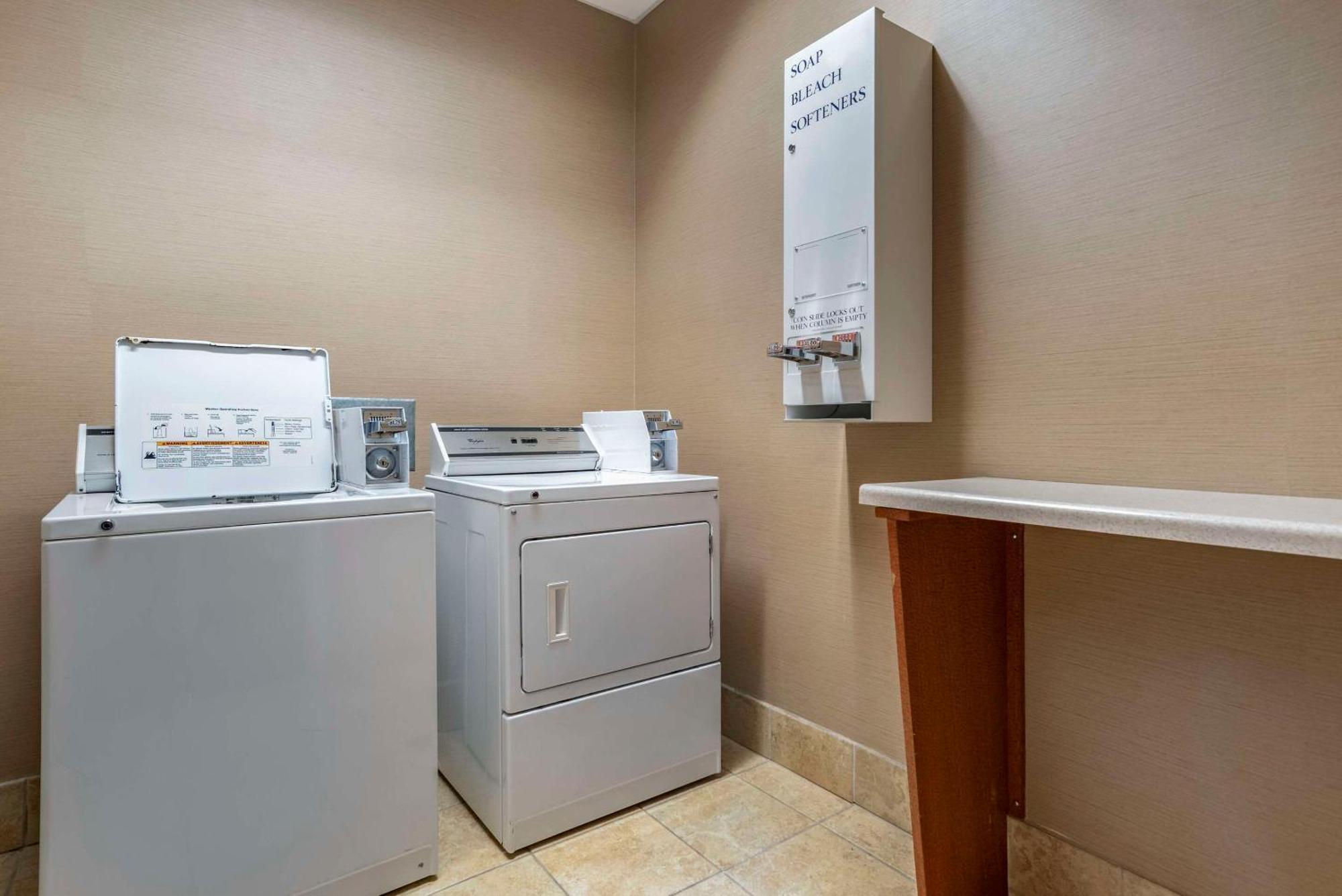 Comfort Suites Airport Luckney Buitenkant foto