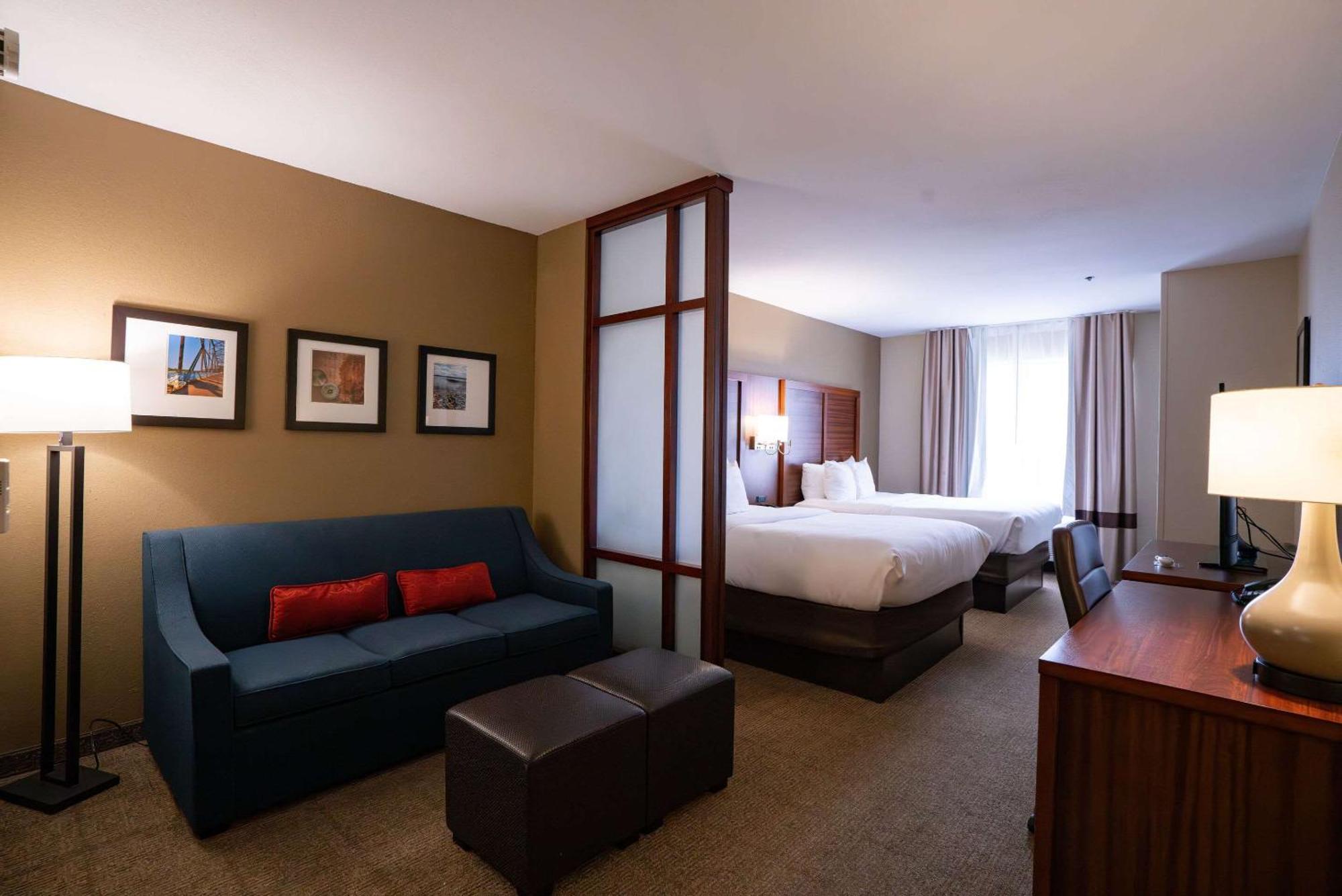Comfort Suites Airport Luckney Buitenkant foto