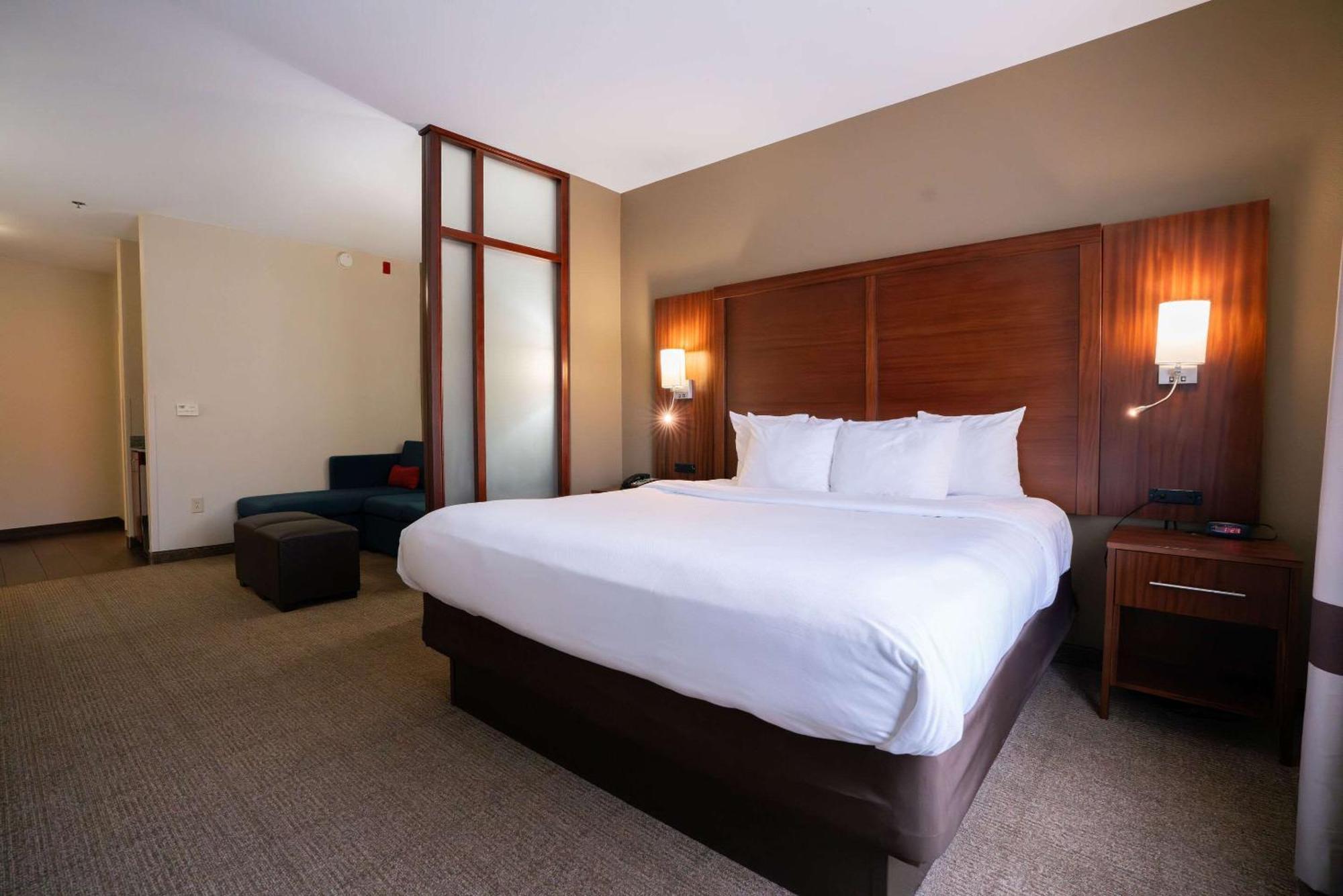 Comfort Suites Airport Luckney Buitenkant foto