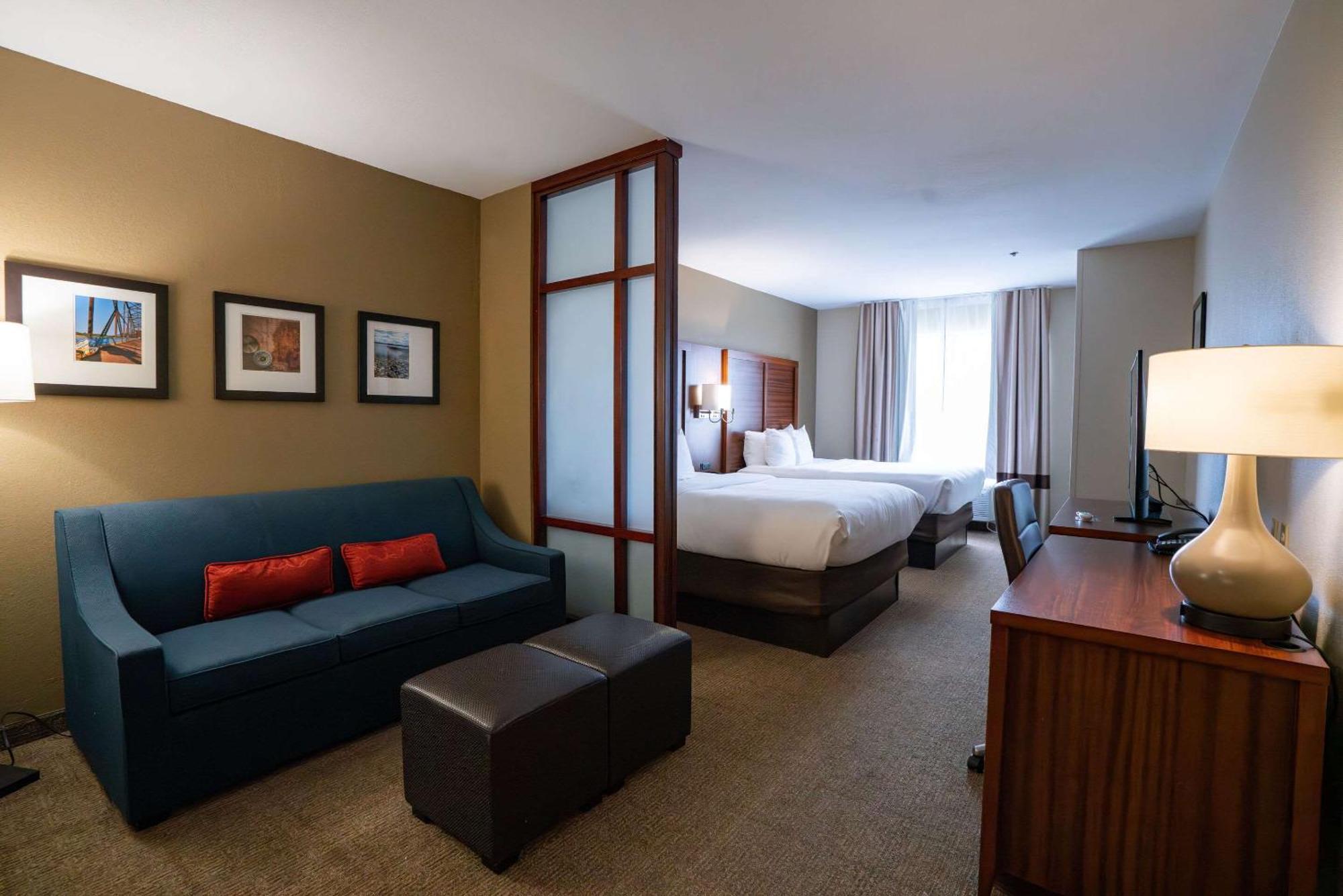Comfort Suites Airport Luckney Buitenkant foto
