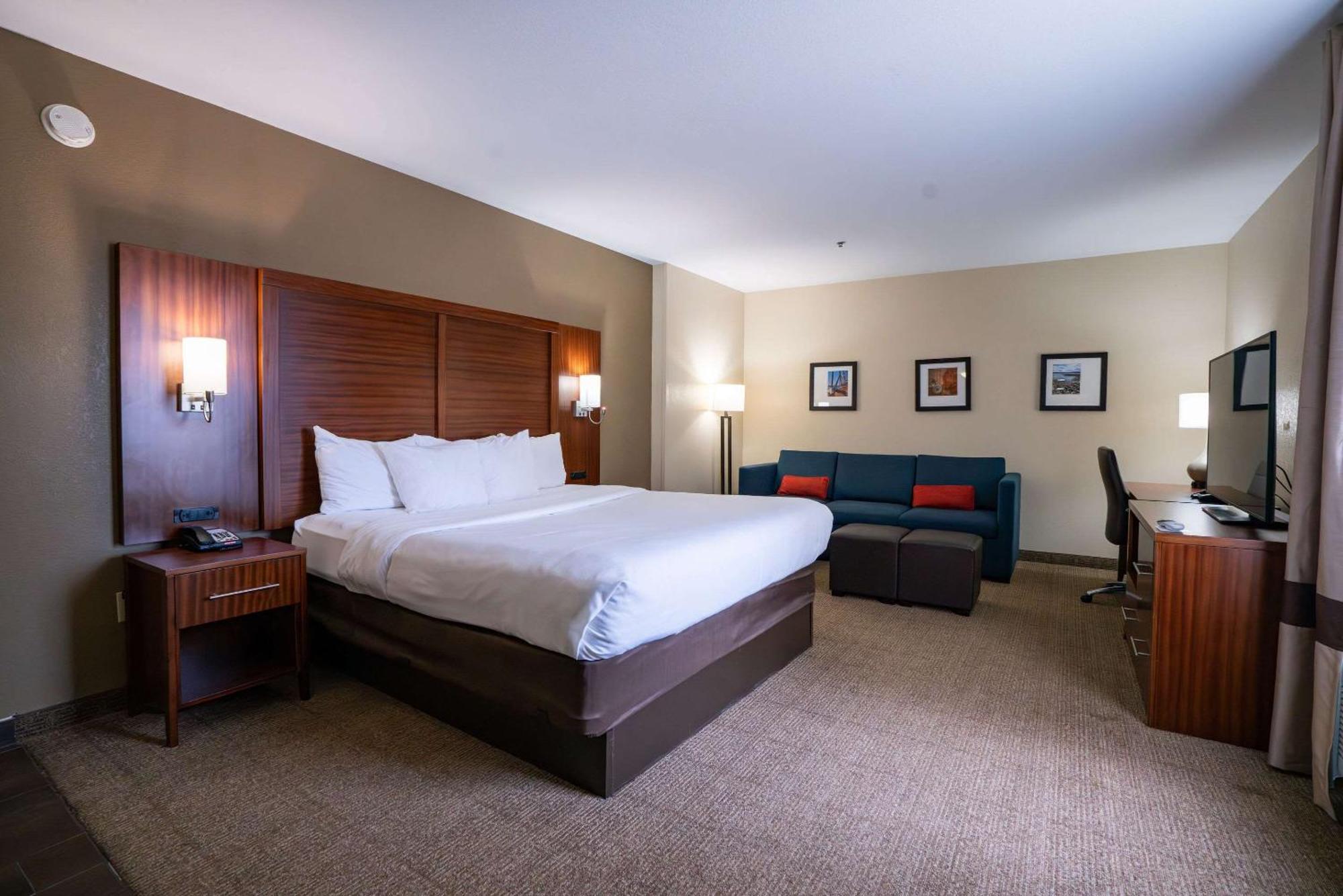 Comfort Suites Airport Luckney Buitenkant foto