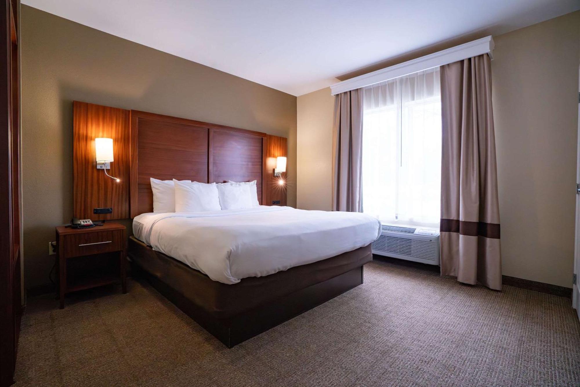 Comfort Suites Airport Luckney Buitenkant foto