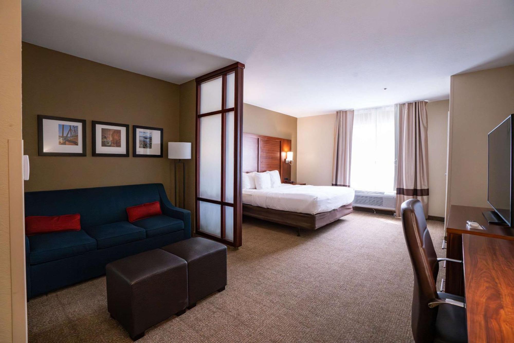 Comfort Suites Airport Luckney Buitenkant foto
