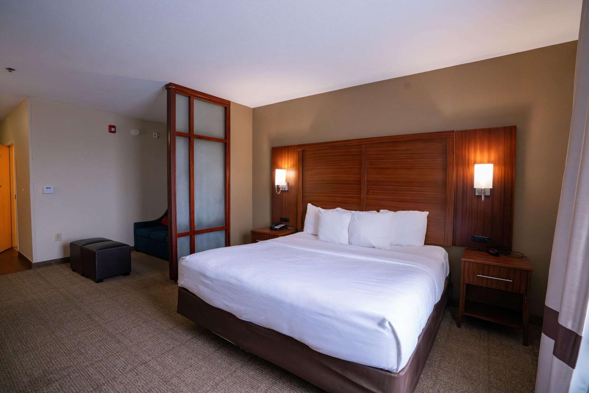 Comfort Suites Airport Luckney Buitenkant foto