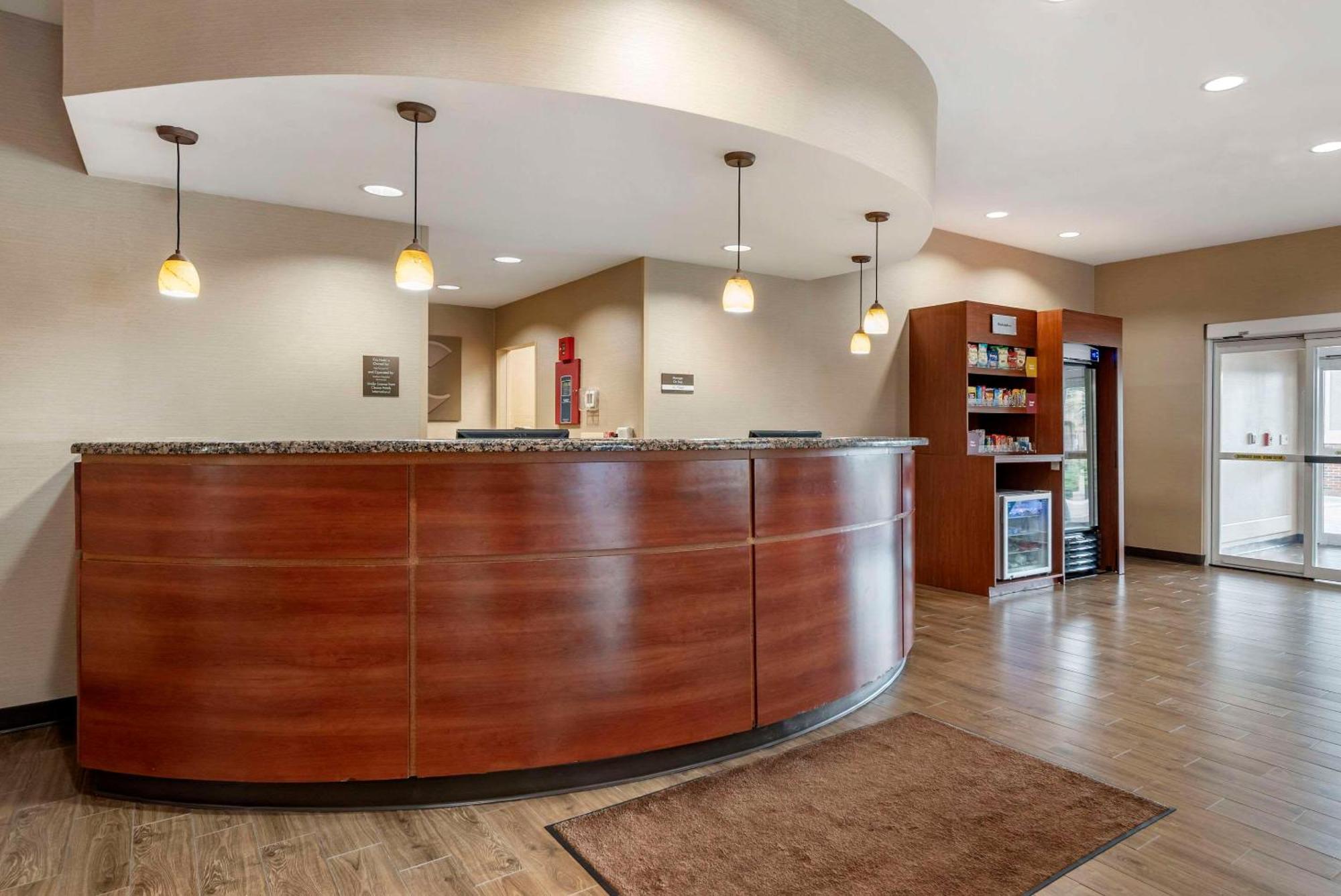 Comfort Suites Airport Luckney Buitenkant foto